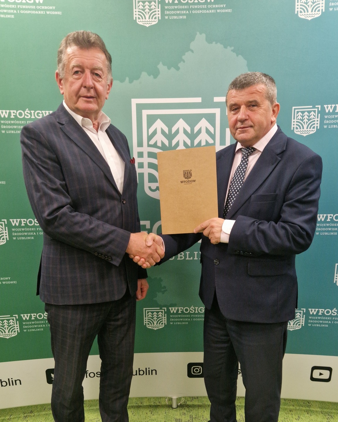 Dwóch mężczyzn na zdjęciu