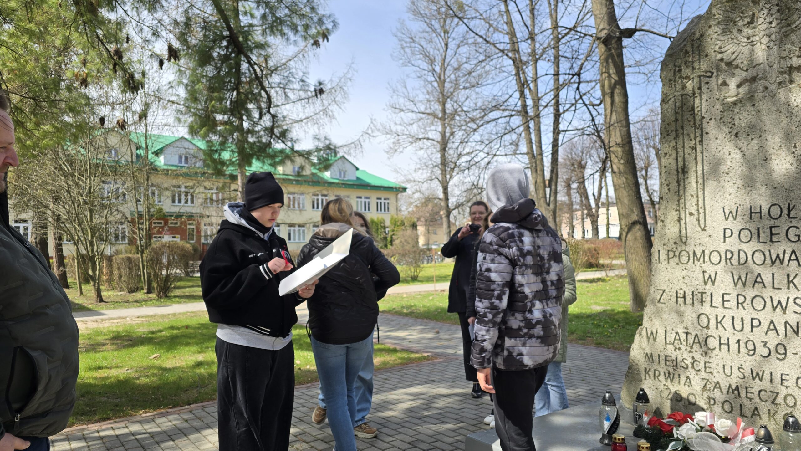 młodzież przy szkole podstawowej